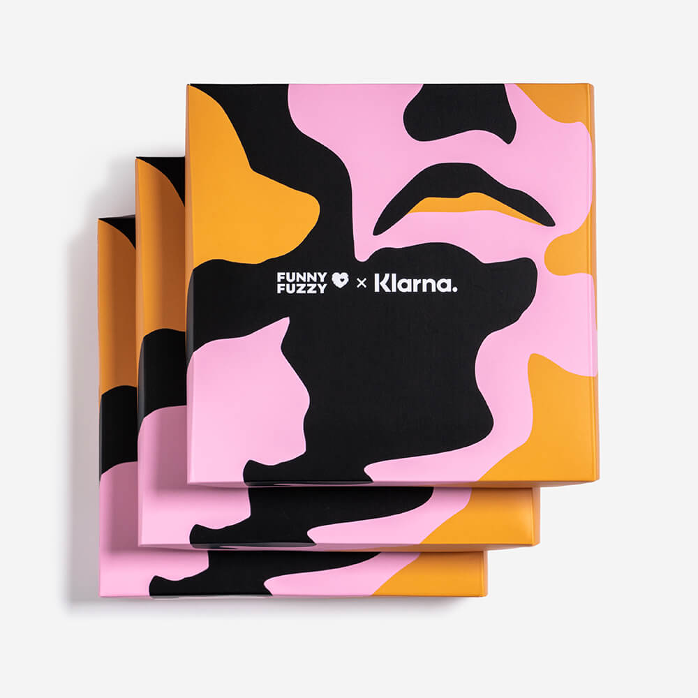 Funnyfuzzy x klarna mascota y bufanda humana