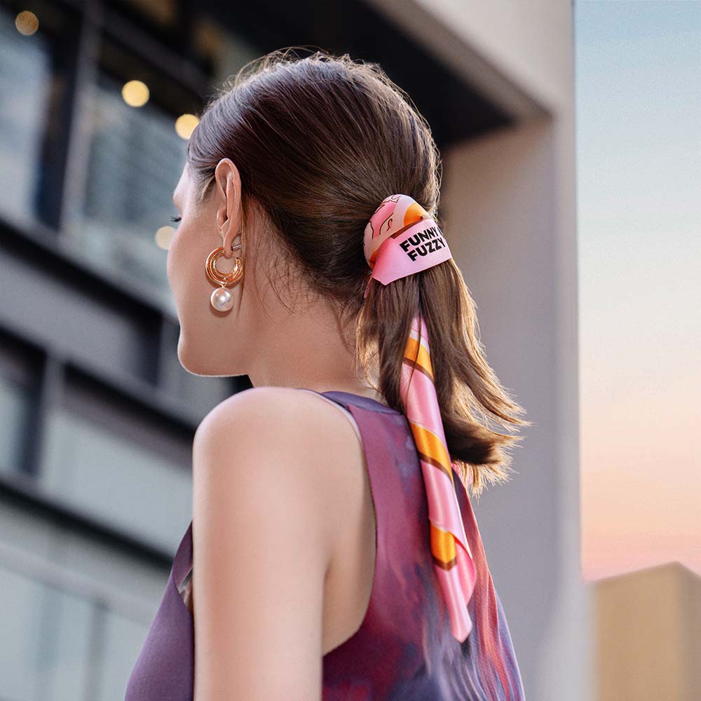 Funnyfuzzy x klarna mascota y bufanda humana