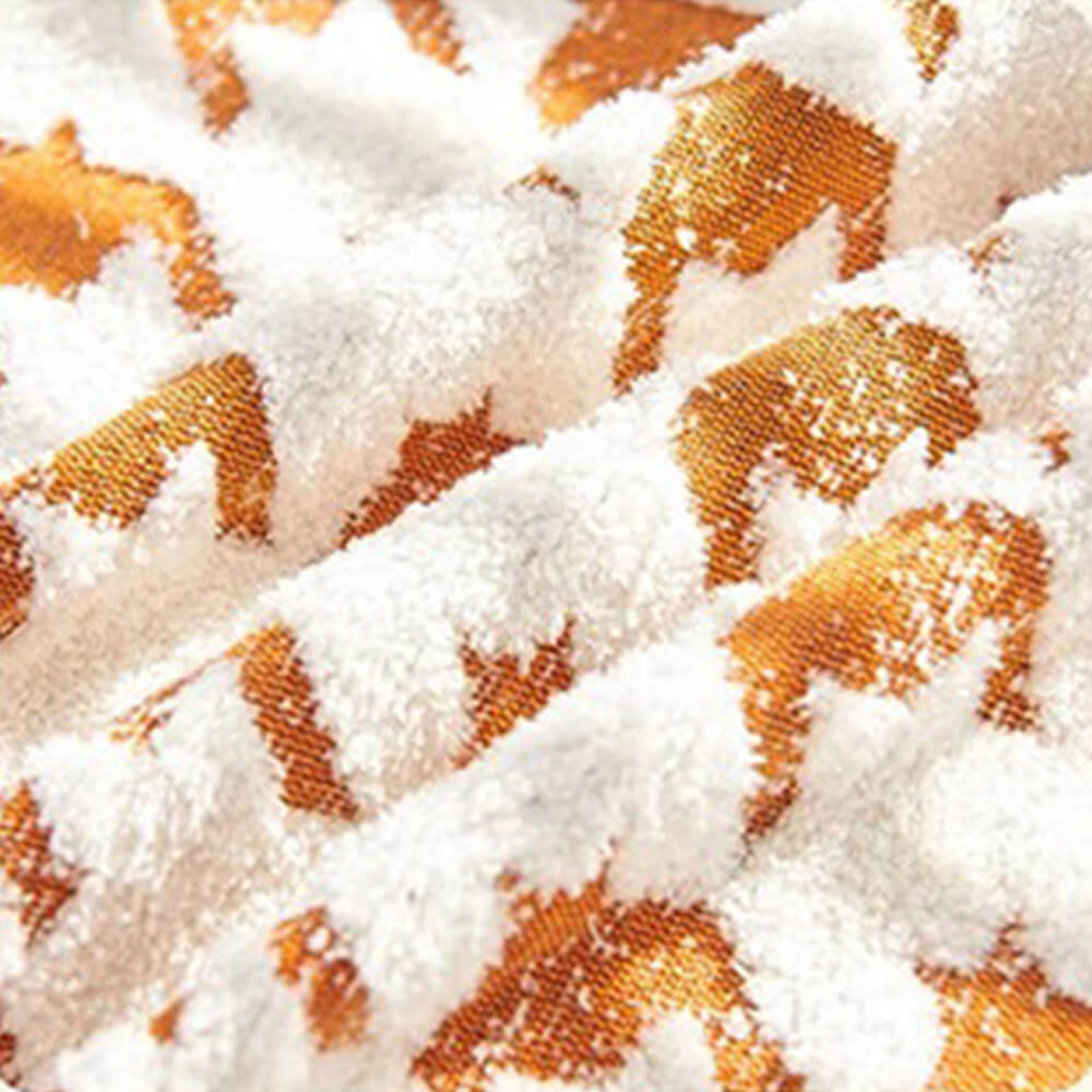 Elegante cubierta de sofá de tasas con borde con flecos a cuadros