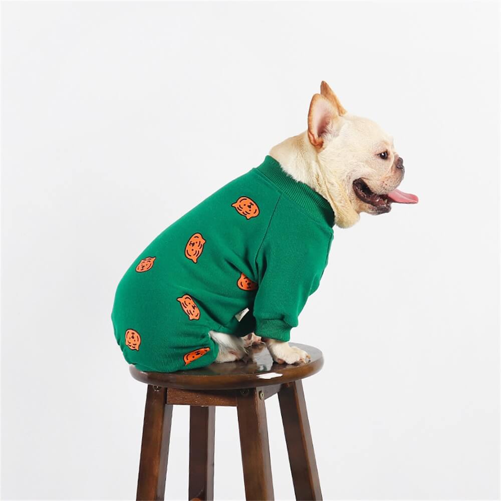 Pijama verde para perros con estampado de calabazas: ropa de dormir acogedora y festiva para perros