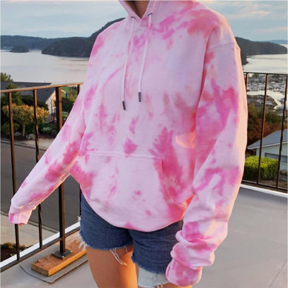 Sudadera con capucha y estilo tie-dye