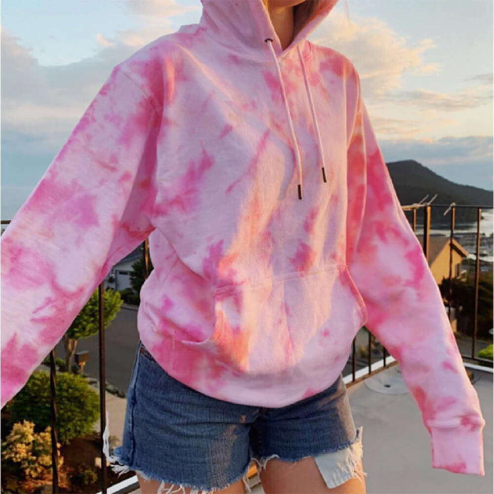 Sudadera con capucha y estilo tie-dye