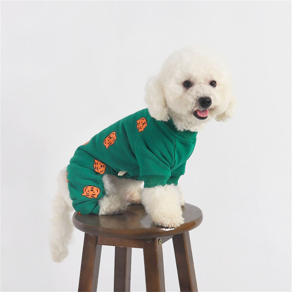 Pijama verde para perros con estampado de calabazas: ropa de dormir acogedora y festiva para perros