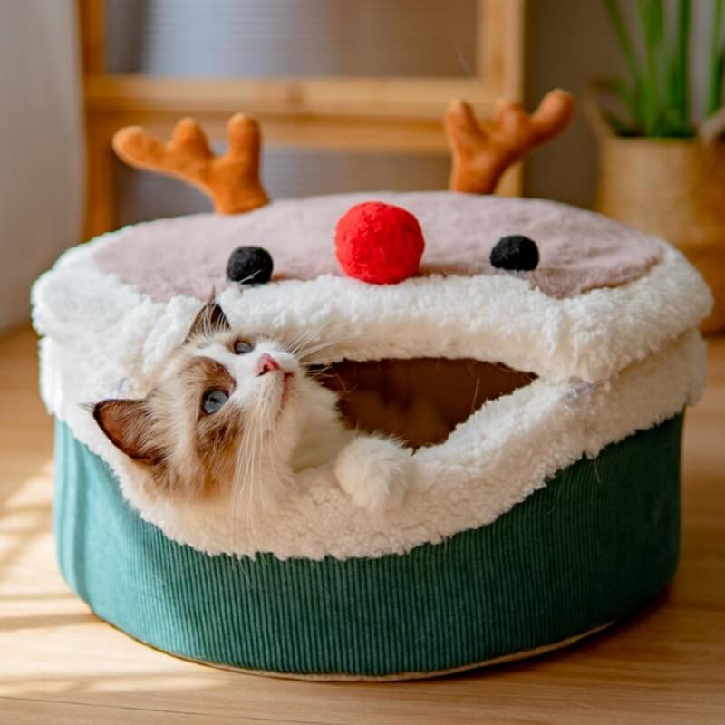 Grotte de chat en peluche fermée par un élan de Noël