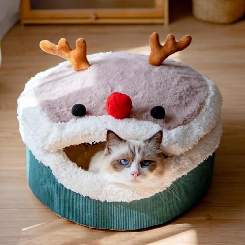 Grotte de chat en peluche fermée par un élan de Noël